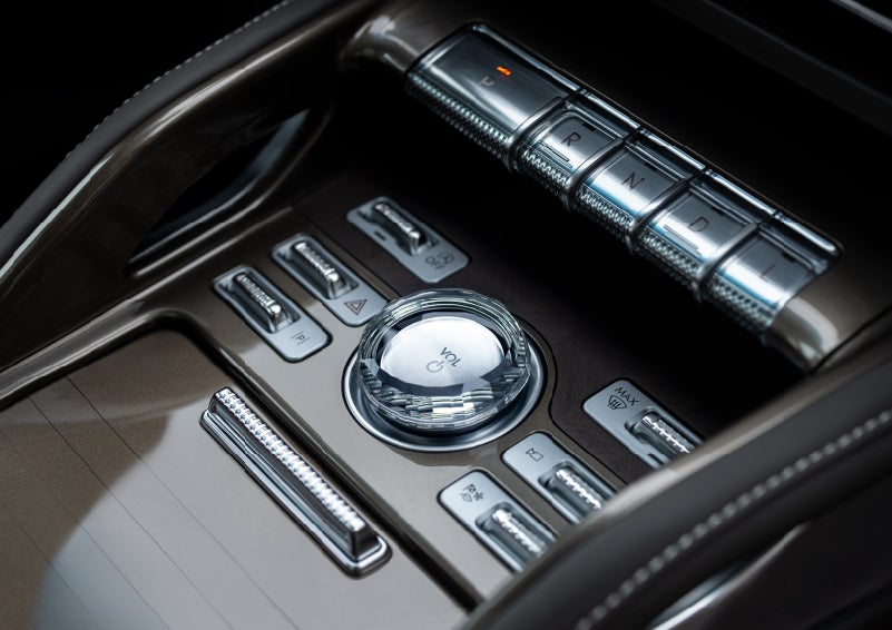 A crystal-inspired volume knob is shown in the center floor console of a 2025 Lincoln Nautilus® SUV. | Covert Lincoln Austin in Austin TX
